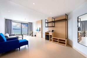 Senger med overmadrass, safe på rommet, skrivebord og blendingsgardiner