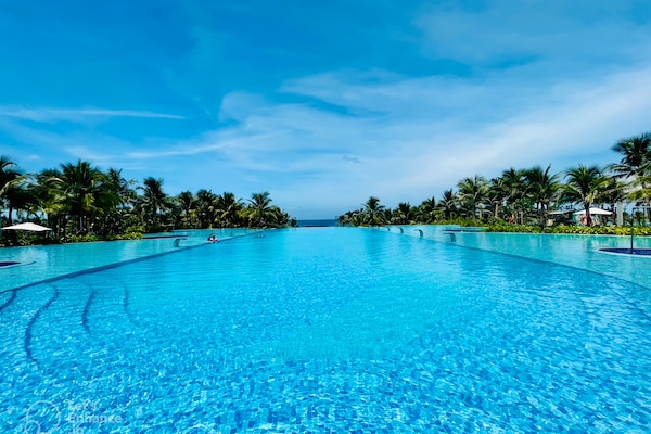 2 outdoor pools, free pool cabanas, pool umbrellas