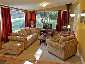 Living area - The Periwinkle Cottage 3 bedroom 3 bathroom Sleeps 6 Located in Flat Rock, NC   (Flat Rock)