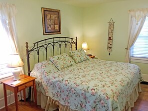 4 bedrooms, iron/ironing board, WiFi, bed sheets
