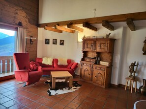 TV, mesa de pingue-pongue, livros