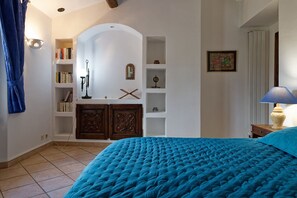 5 bedrooms, desk, iron/ironing board, travel cot
