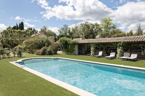 Outdoor pool - Mas Familial 5 Chbres 3 Salles de Bains Piscine 13,5x7,5 sur 1 Hectare (Eygalières)