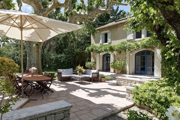 Outdoor dining - Mas Familial 5 Chbres 3 Salles de Bains Piscine 13,5x7,5 sur 1 Hectare (Eygalières)