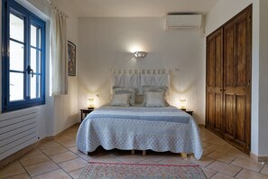 5 dormitoris, escriptori i planxa i posts de planxar