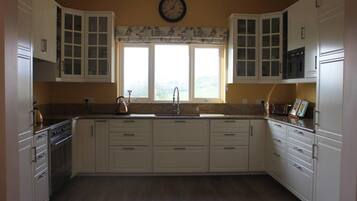 House | Private kitchen | Microwave, oven, stovetop, electric kettle