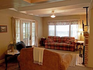 Living area - The Laurel Cottage 4 Bedroom,2 Bath,Sleeps 9, Centrally located in Flat Rock NC  (Flat Rock)