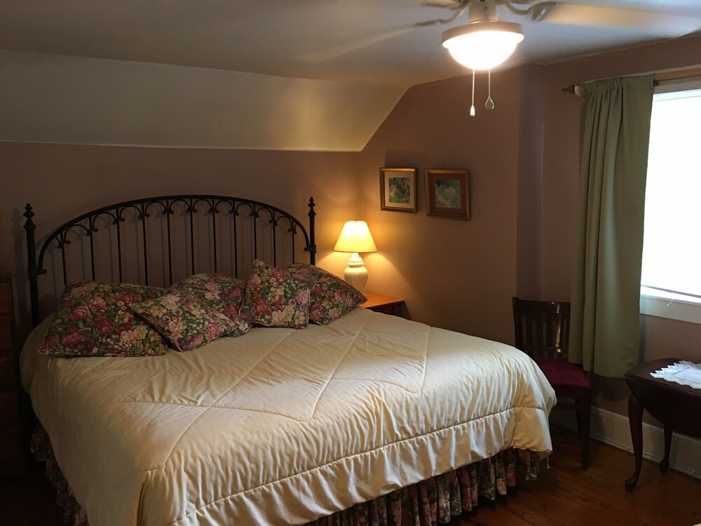 The Laurel Cottage 4 Bedroom,2 Bath,Sleeps 9, Centrally located in Flat