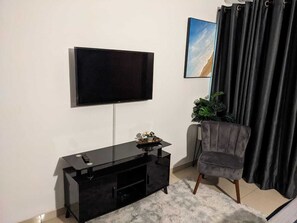 Appartamento | 1 camera, una cassaforte in camera, una scrivania, postazione laptop