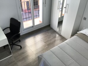 3 bedrooms, desk, iron/ironing board, free WiFi