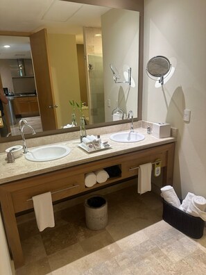 Bubbelbadkar, hårtork, handdukar och tvål