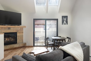 TV connectée, cheminée, livres