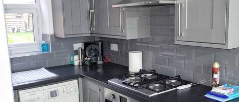 House | Private kitchen | Fridge, oven, stovetop, electric kettle