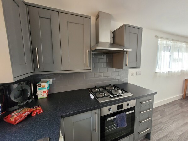 Casa | Cocina privada | Refrigerador, horno, parrilla de estufa y tetera eléctrica