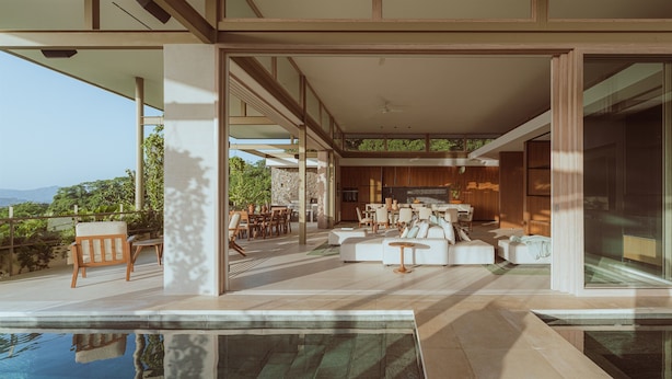 Un intérieur moderne avec une piscine, un espace de vie ouvert et une salle à manger.