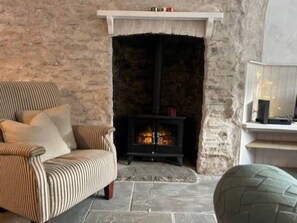 Smart TV, fireplace - Little Cottage, Big Character! A great base for exploring South Wales (Graig)