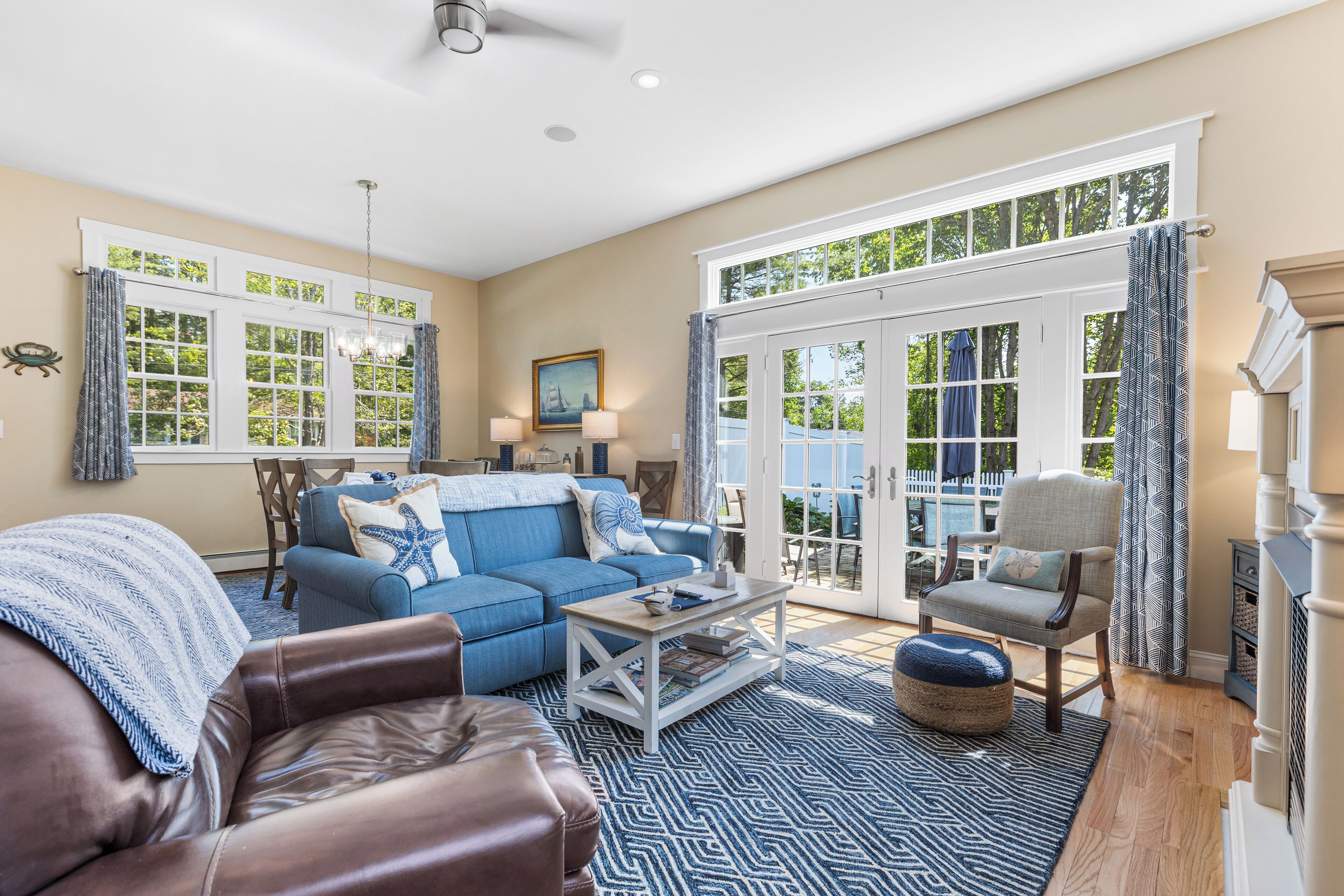 Smart-TV, Kamin, Bücher, Stereoanlage