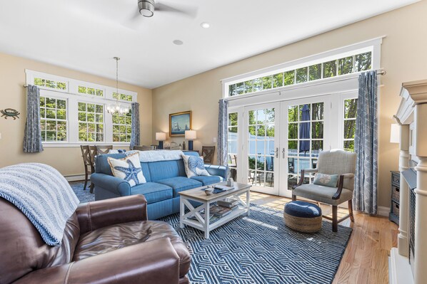 تلفزيون ذكي، مدفأة، كُتُب، ستيريو