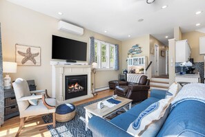 Smart TV, fireplace, books, stereo