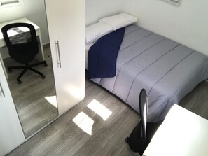 3 habitaciones, escritorio, tabla de planchar con plancha y wifi 