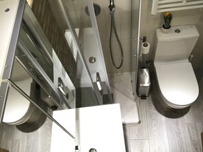 Een douche, een haardroger, handdoeken, zeep