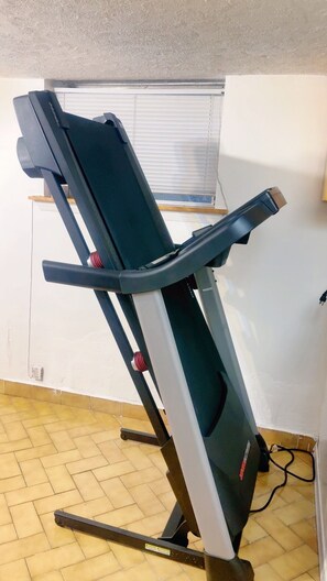 Fitness facility - Semi basement apartment with private bathroom, Kitchen, living room in Downtown (Toronto)