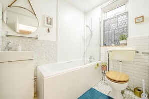 Studio | Salle de bain | Ensemble baignoire-douche, baignoire profonde