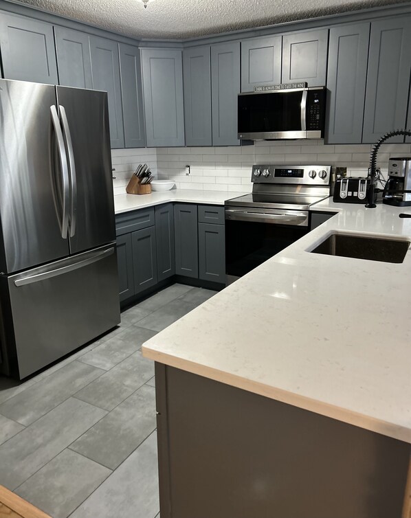 Kjøleskap, mikrobølgeovn, ovn og kokeplater