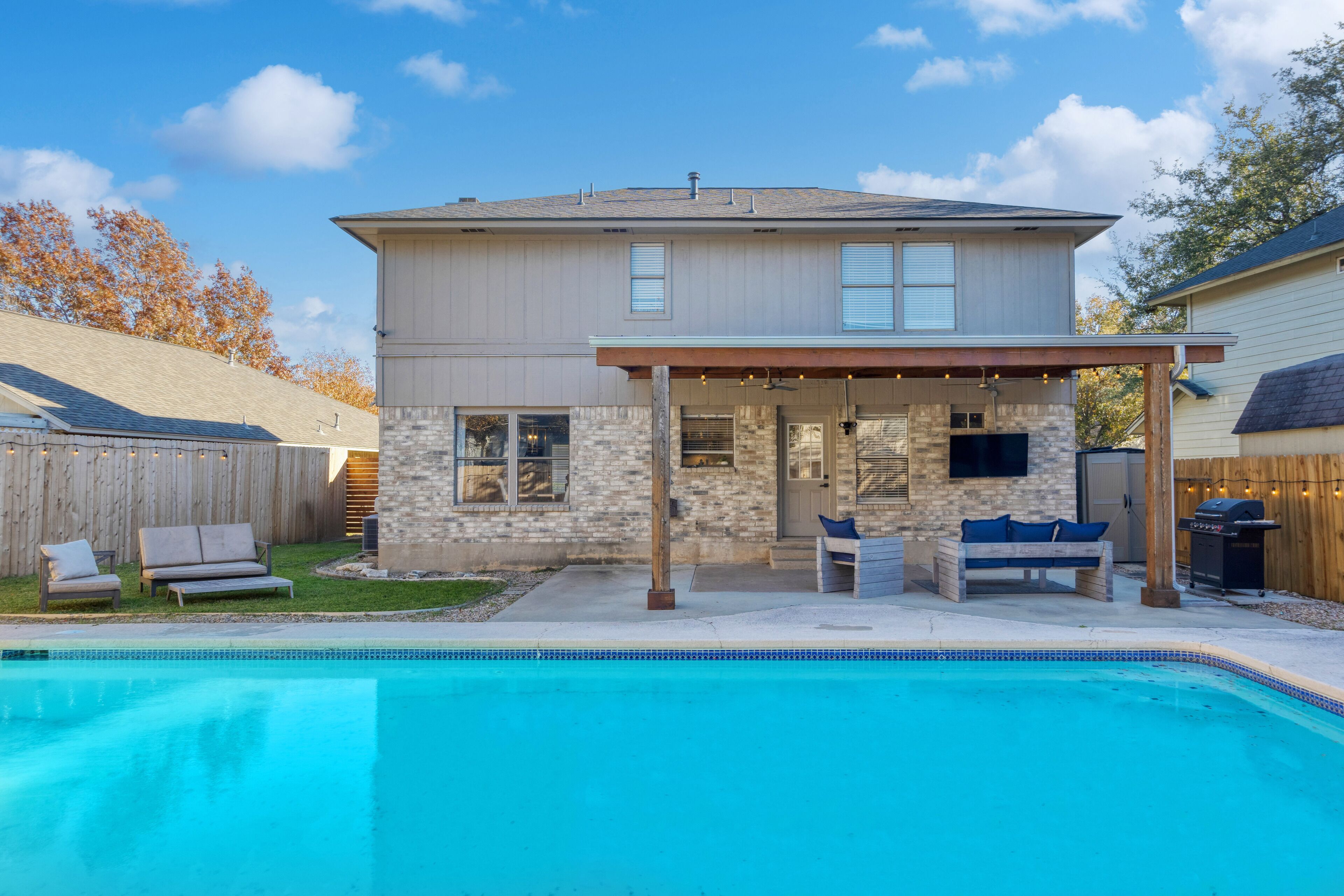 Luxurious Oasis with Outdoor BBQ, TV and HUGE Pool