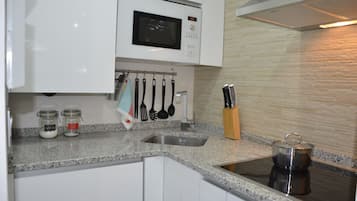 Refrigerador, parrilla de estufa, lavavajillas y cafetera y tetera