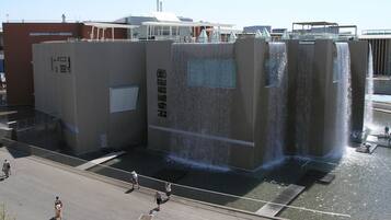 Ein Wasserspiel mit mehreren Wasserfällen und einem Fußweg.