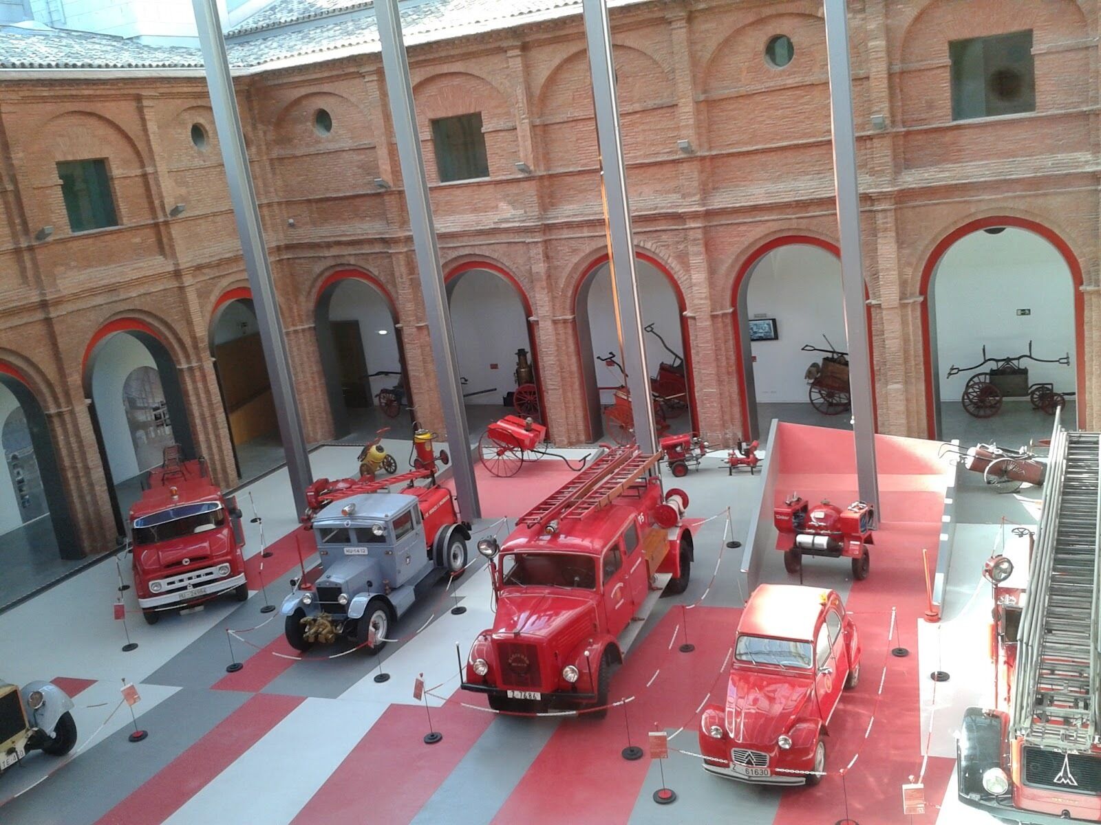 Een museumexpositie met oude brandweerauto's en brandbestrijdingsmaterieel.
