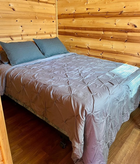 Franky And Louies Pink Cabin 1 - Camdenton, MO
