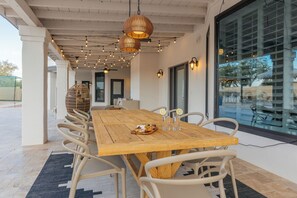 Outdoor dining - The 1986 Scottsdale Pickleball and Pool Oasis (Scottsdale)