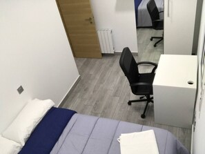 3 soverom, skrivebord, strykejern/-brett og wi-fi (inkludert)