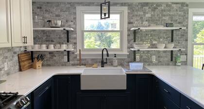 Beautiful Renovated Home, Close to Multiple Ski Mountains.