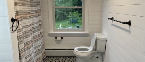 Douche, bidet, serviettes fournies, savon