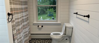 Beautiful Renovated Home, Close to Multiple Ski Mountains.