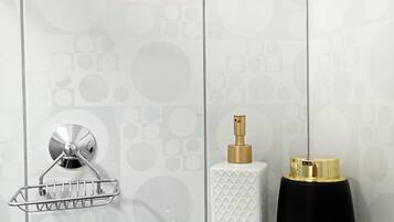 Hårtork, handdukar, tvål och schampo