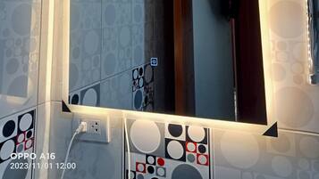 Hårtork, handdukar, tvål och schampo