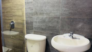 Habitación triple básica | Baño