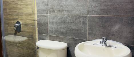 Habitació triple bàsica | Bany