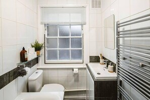 Appartement | Badkamer | Een bad/douchecombinatie, een diep bad, handdoeken