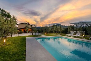 Pool - Villa Amore, a Romantic Hilltop Farmhouse in Lucca (Lucca)