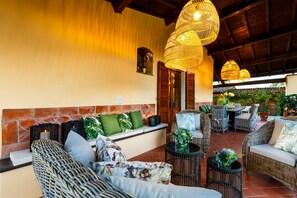 Outdoor dining - Villa Amore, a Romantic Hilltop Farmhouse in Lucca (Lucca)
