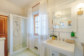 Douche, sĂšche-cheveux, bidet, serviettes fournies