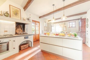 Jääkaappi, mikroaaltouuni, uuni, astianpesukone