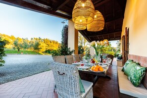Outdoor dining - Villa Amore, a Romantic Hilltop Farmhouse in Lucca (Lucca)