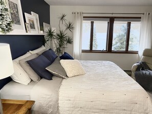 5 habitaciones, escritorio y tabla de planchar con plancha 