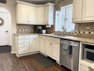 Private sand beach, screen porch, spacious rooms, paddle boards and more!